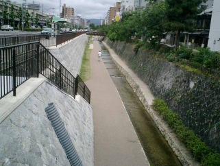 堀川の遊歩道