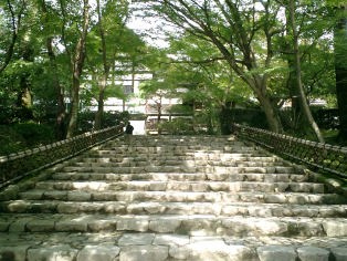 寺務所前の階段